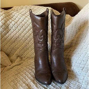 Pointed Toe Knee High Pull On Tabs Boots